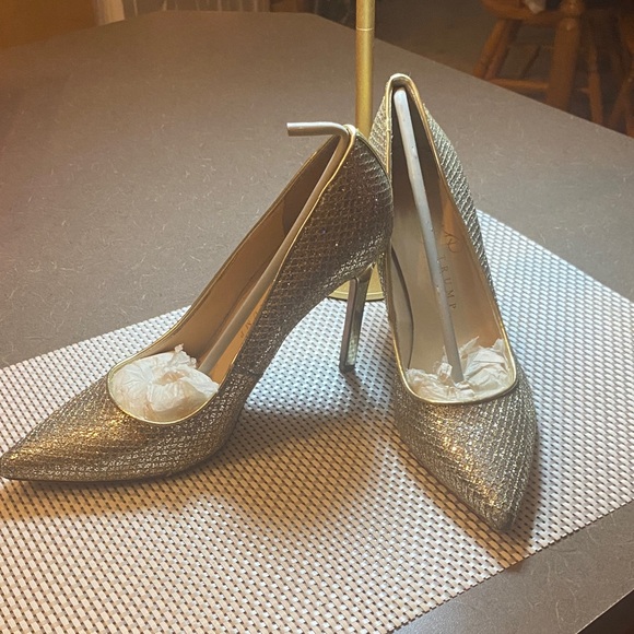 Elegant Women's Heels. Gold Multi Texture Ivanka Trump 4” Size 8m - Picture 1 of 4